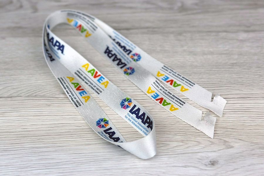 een lanyard zonder haak met schuine eindes en inkepingen om een badge te kunnen bevestigen